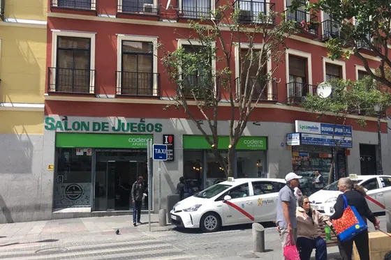 salón de juegos Codere a pie de calle en Madrid
