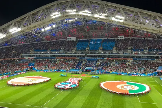 estadio de Sochi antes del España–Portugal del Mundial 2018, banderas de ambos países en el césped