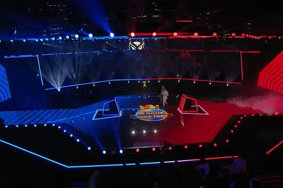 escenario iluminado de un torneo de esports con el público
