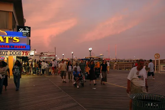 paseo marítimo de Atlantic City al atardecer con gente