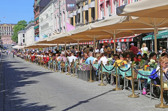 terrazas llenas en Karl Johans gate, Oslo, en verano
