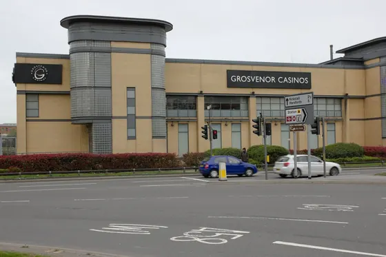fachada de un Grosvenor Casinos en una avenida británica