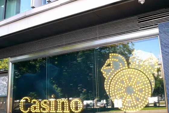 rótulo luminoso del Casino Gran Madrid en la entrada de Colón