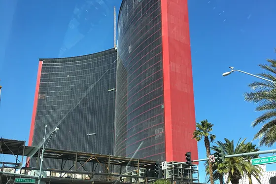 torre roja de Resorts World Las Vegas desde el Strip