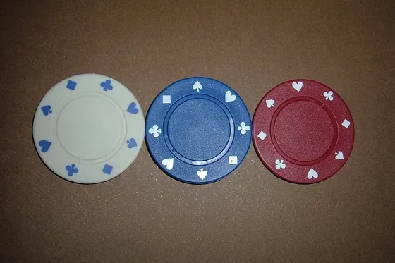 Tres fichas de póker sueltas