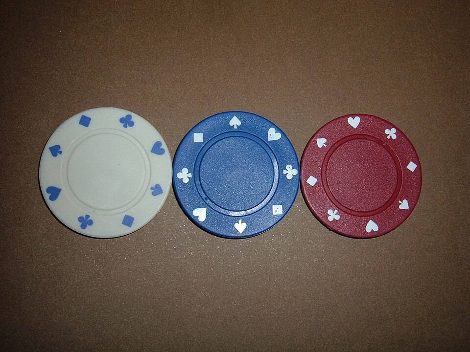 Fichas de casino apiladas sobre el tapete