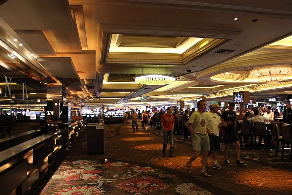Sala de juego de un casino con mesas y máquinas