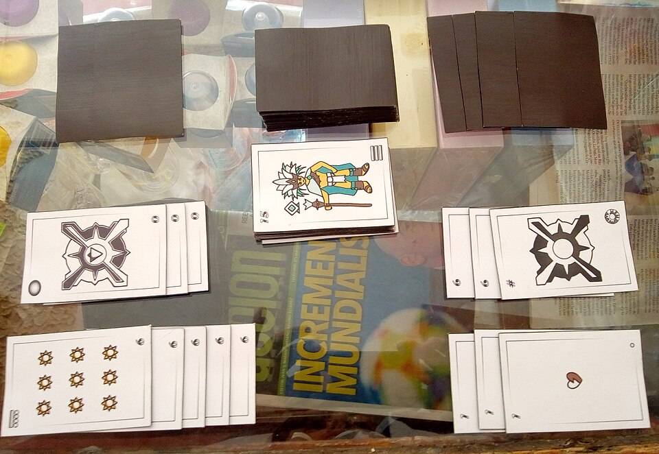 Fichas y cartas sobre el tapete de una mesa de juego