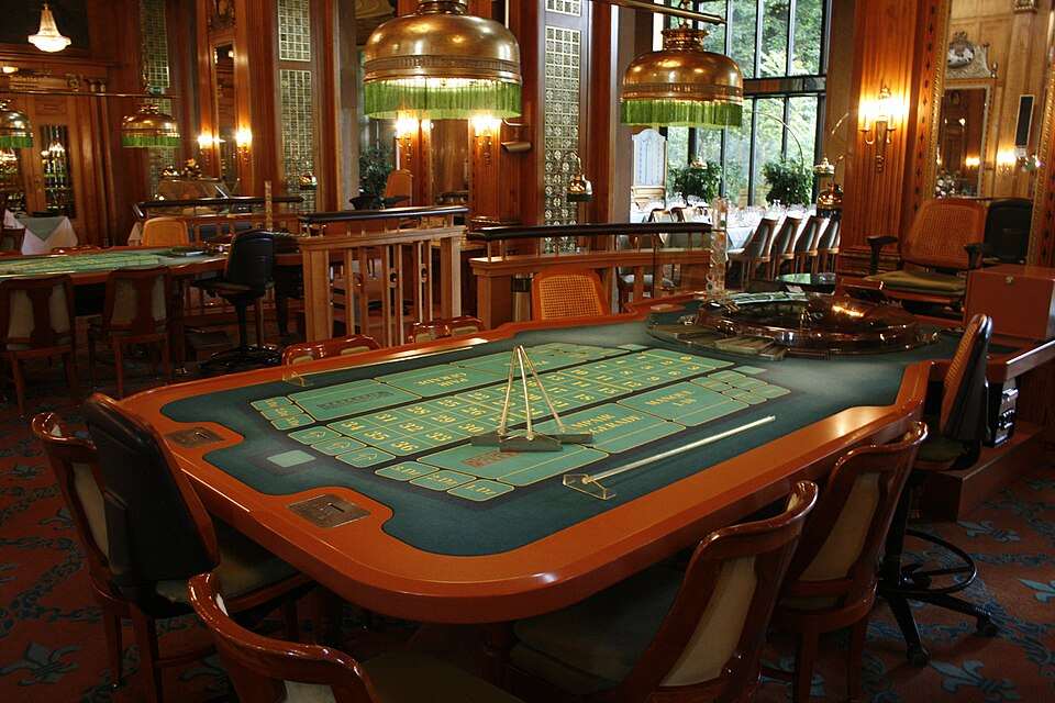 Mesa de ruleta en una sala de casino