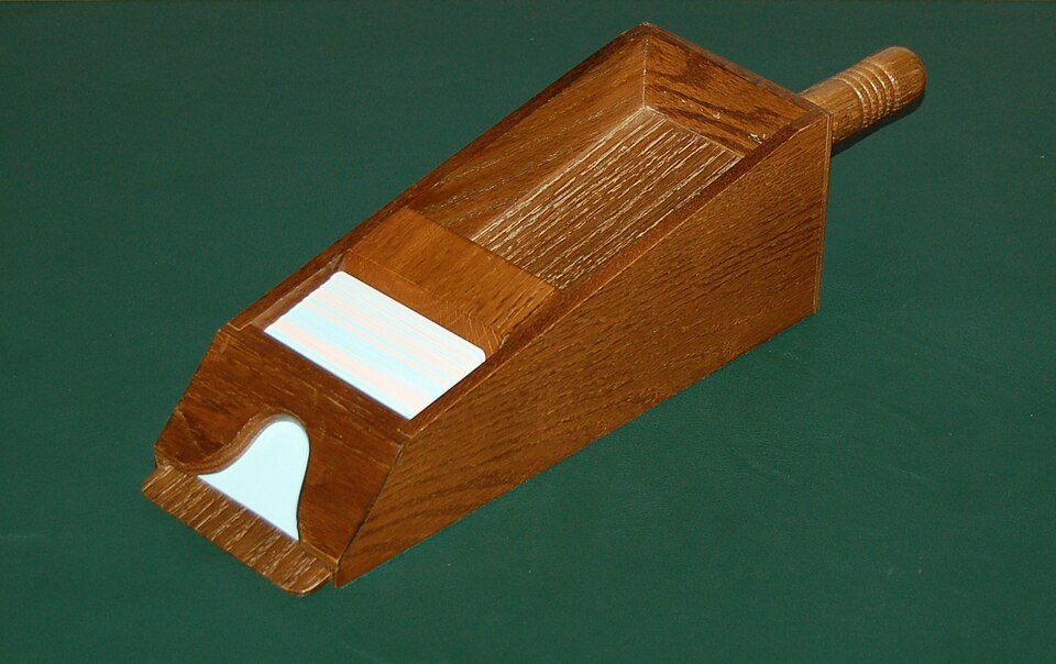 Mesa de juego con fichas y cartas