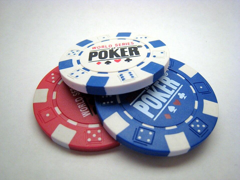 Fichas de casino sobre el tapete junto a la caja