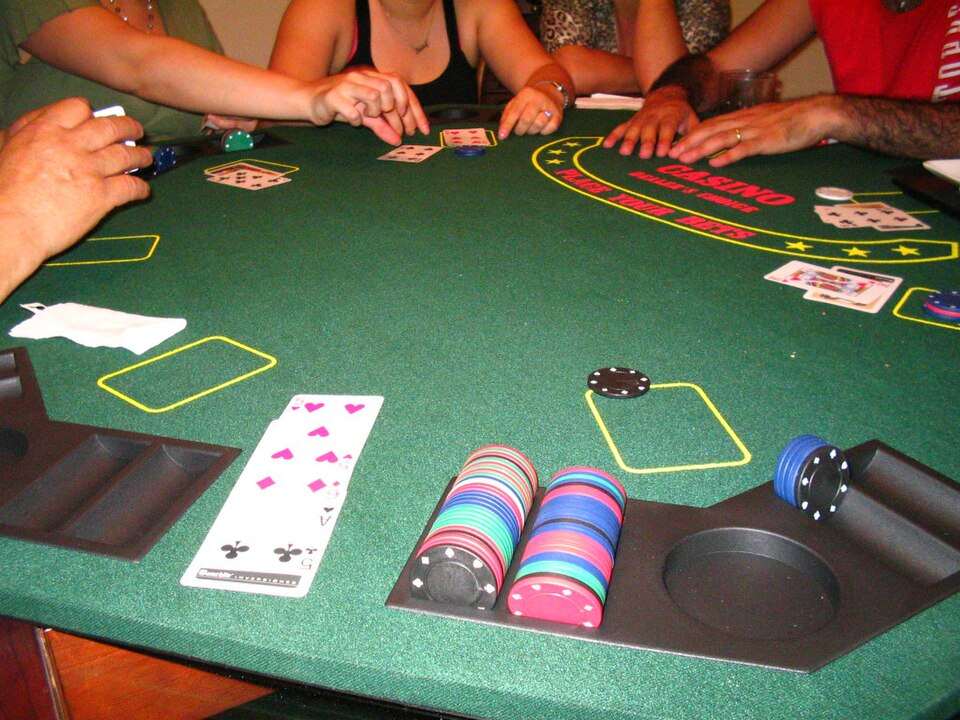 Mesa de póker con fichas y cartas